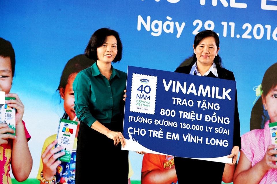 Quỹ sữa Vươn cao Việt Nam tiếp tục hành trình trao tặng gần 130.000 ly sữa cho trẻ em Vĩnh Long - 2 Bà Bùi Thị Hương – Giám Đốc Điều hành Vinamilk trao tặng bảng tượng trưng 130.000 ly sữa với tổng trị giá 800 triệu đồng của Quỹ Sữa Vươn Cao Việt Nam cho học sinh nghèo Vĩnh Long