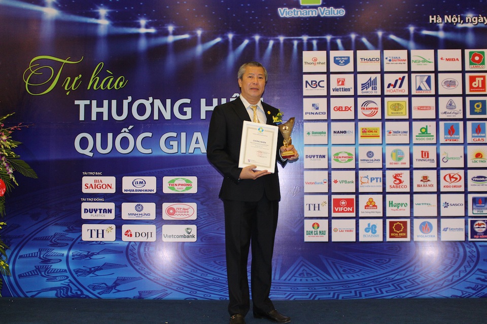 ​Ông Lê Hữu Hạnh – Phó TGĐ PNJ lên nhận chứng nhận Thương hiệu Quốc Gia 2016
