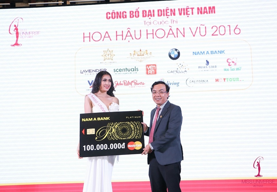 Á hậu Lệ Hằng tham dự cuộc thi Miss Universe 2016 - 1 Ông Nguyễn Bình Phương – Phó Tổng Giám đốc Nam A Bank trao thẻ MasterCard Platinum cho Á hậu Lệ Hằng