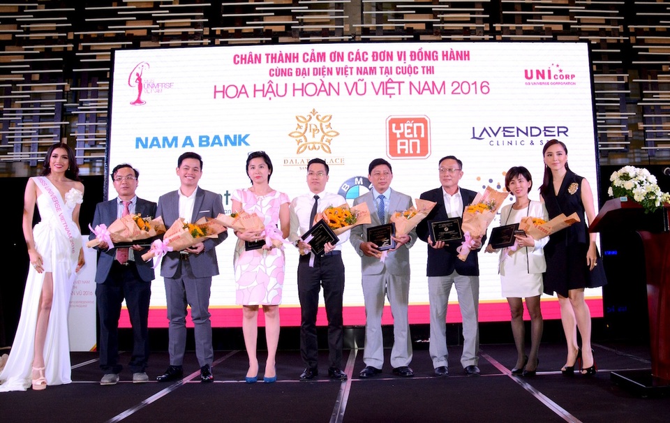Ông Nguyễn Bình Phương – Phó Tổng Giám đốc Nam A Bank (thứ hai trừ trái sang) nhận hoa cảm ơn từ công ty Unicorp