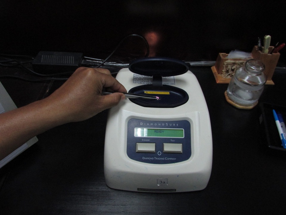 Cách phân biệt và máy móc nhận biết kim cương tổng hợp vẫn chưa có nhiều