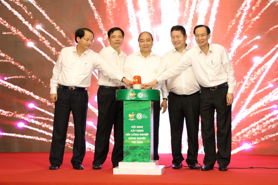 
Thủ tướng và lãnh đạo Bộ Nông nghiệp, lãnh đạo Thành phố Hà Nội và TPHCM ấn nút khởi động chương trình Truy xuất nguồn gốc rau an toàn cho Hà Nội và TP HCM
