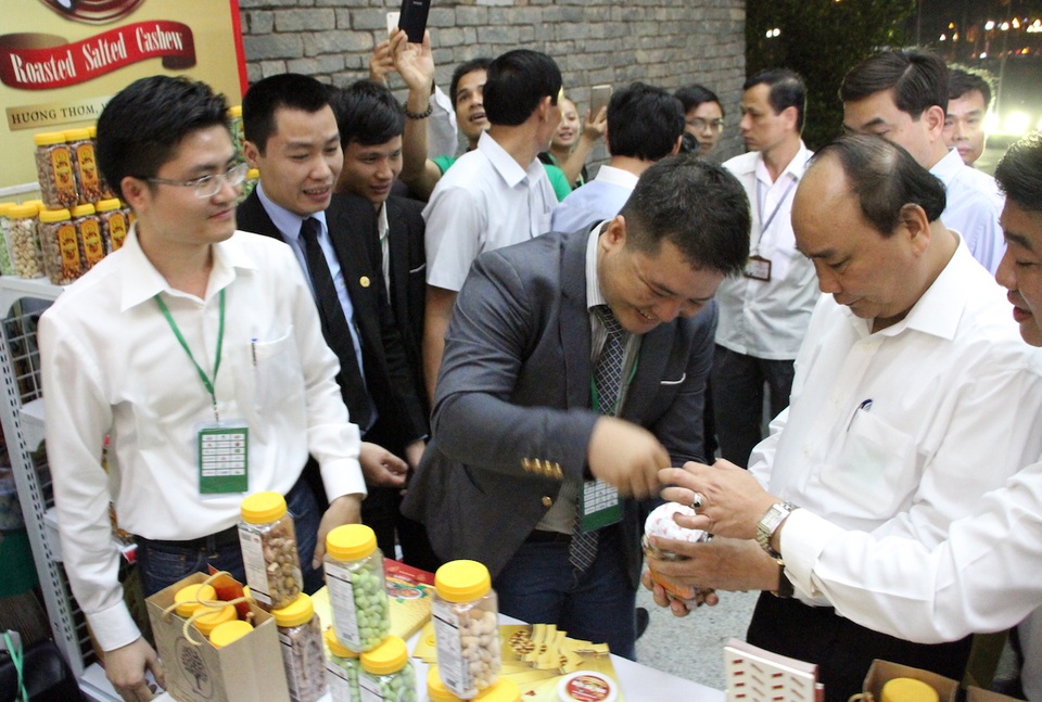 Thủ tướng tham quan các gian hàng của các thành viên DAA tại hội nghị