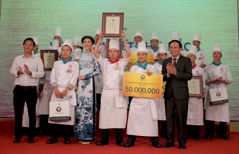 Mùa thu “về” trên bàn tiệc “Món ăn vàng” bán kết Chiếc Thìa Vàng 2016 - 14 Niềm vui vỡ òa, giọt nước mắt cũng đã rơi khi nghe MC công bố các đội được BGK trao tấm vé vào chung kết