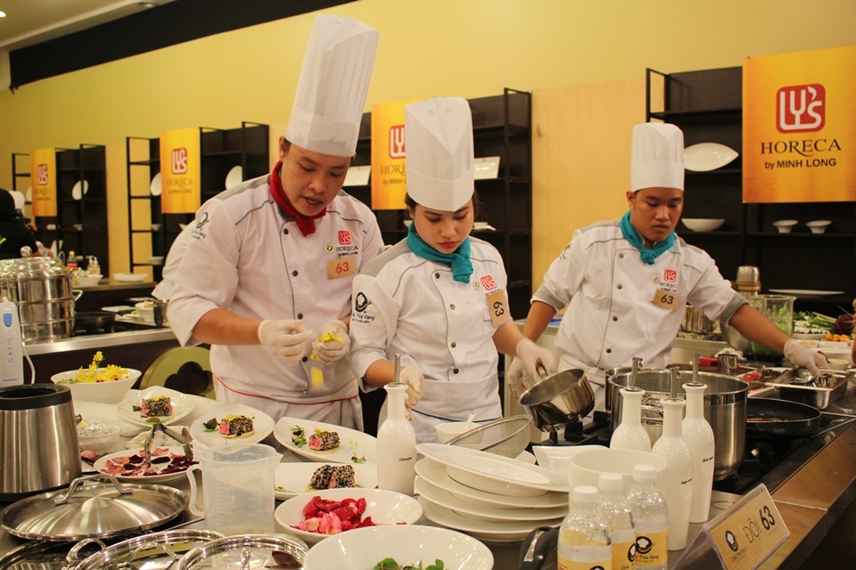 Đội 63 - Grand Sunrise Hotel Đà Nẵng tất bật chuẩn bị thực đơn cho bàn tiệc với chủ đề “Mùa thu và tuổi thơ”