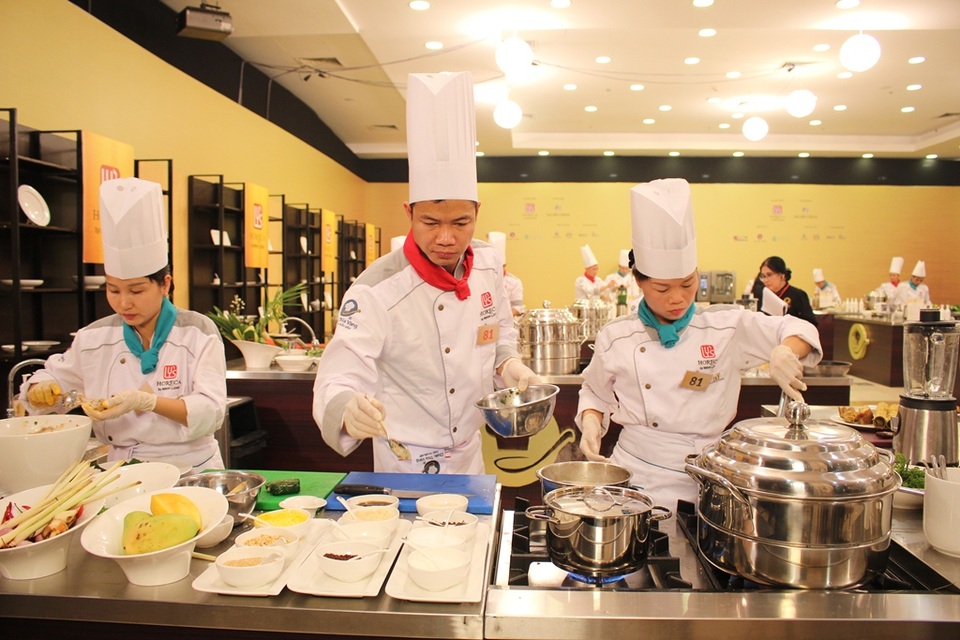 Đội 81 - Khách sạn Mường Thanh Lào Cai sử dụng nước dùng kết hợp nhiều loại gia vị như: Lê, táo, dừa, lá dứa, lá mắc mật… để hấp thịt lợn bản