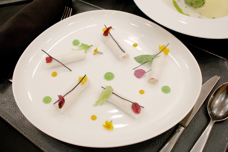 Món Việt sang trọng và thượng hạng - 12
Salad lá mực cuộn cua Huỳnh Đế, xốt trái gấc vị kem lạnh hạnh nhân & puree táo xanh