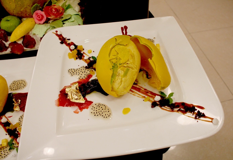 Món Việt sang trọng và thượng hạng - 15
Mousse xoài chanh dây bơ & ca cao, caviar vị chanh dùng kèm dâu tây chần đường & xốt gừng carmel