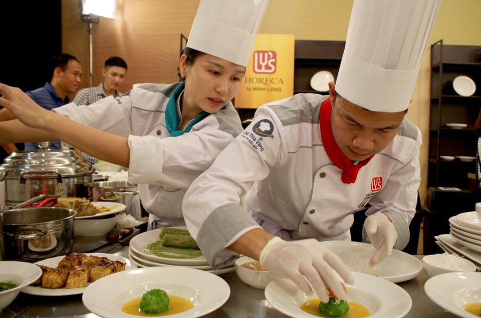 Món Việt sang trọng và thượng hạng - 16
Thực đơn Súp cua Cà-ra nấu rau muống; Chả cá 2 kiểu quê hương kèm rau sống, bánh đa kế, mắm tôm chanh; Lợn bản hấp lá rừng kèm xốt chẳm chéo, nộm rau dớn và cơm Séng Cù nấu nghệ tươi; Bánh trôi đậu xanh bao cốm xốt chuối ngự và dừa tươi đã giúp đội 81 Khách sạn Mường Thanh Lào Cai nhận được “cơn mưa” lời khen từ BGK.