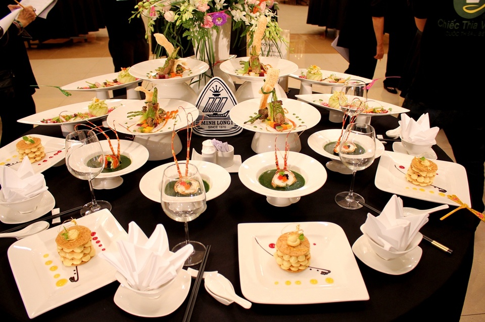 Món Việt sang trọng và thượng hạng - 19
Thực đơn đội 103 tuy “ngắn gọn” Salad thịt cua với củ cải và táo xanh; Súp rau bồ ngót tôm hùm trứng tôm; Dê xông khói bỏ lò xốt lá móc mật ăn kèm cơm cháy; Bánh sơn tra hương hạt dổi nhưng theo lời đội trưởng Nguyễn Anh Tú thì cách chế biến lại vô cùng cầu kỳ, sáng tạo.