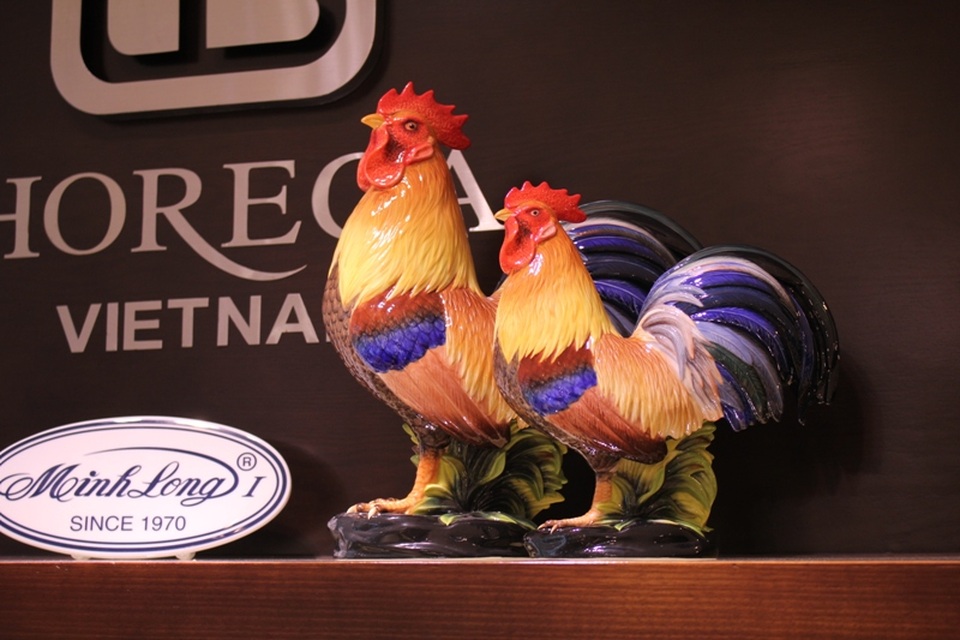 Theo phong thủy, bài trí gà trống giúp mang lại hạnh phúc, may mắn, công việc thuận lợi. Gà trống bằng sứ còn được xem là linh vật điềm lành.