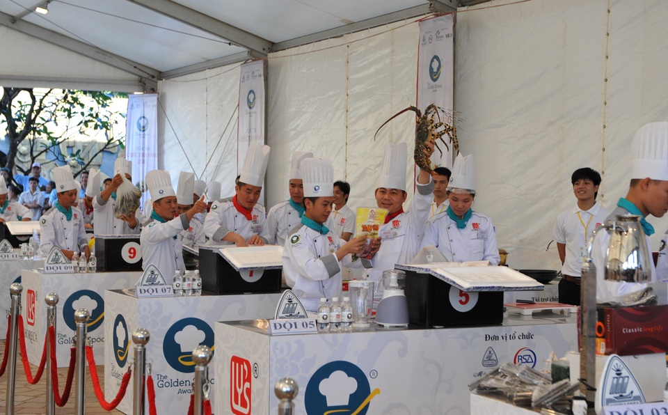 Các đội giải mã nguyên liệu bí mật từ hộp đen