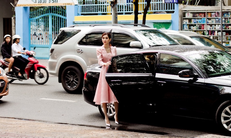 Cơn mưa lớn và kéo dài vừa dứt, bước chân của người đẹp gốc Bạc Liêu cũng vừa chạm xuống mặt đường trước showroom Minh Long I trên đường Bà Huyện Thanh Quan (Q.3, TPHCM).