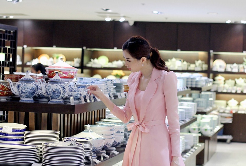 Thu Thảo chia sẻ, vì tính cầu toàn nên dù mua một chiếc gối hay một bộ bàn ăn cho gia đình thì cô cũng muốn được tự tay mình lựa chọn. Chính vì thế, khi quyết định tiến đến hôn nhân ở tuổi 26, cũng như bao phụ nữ khác, cô mong muốn được trổ tài nấu ăn, tự tay vun vén hạnh phúc bằng sự quan tâm, chăm sóc gia đình qua những bữa cơm ngon.