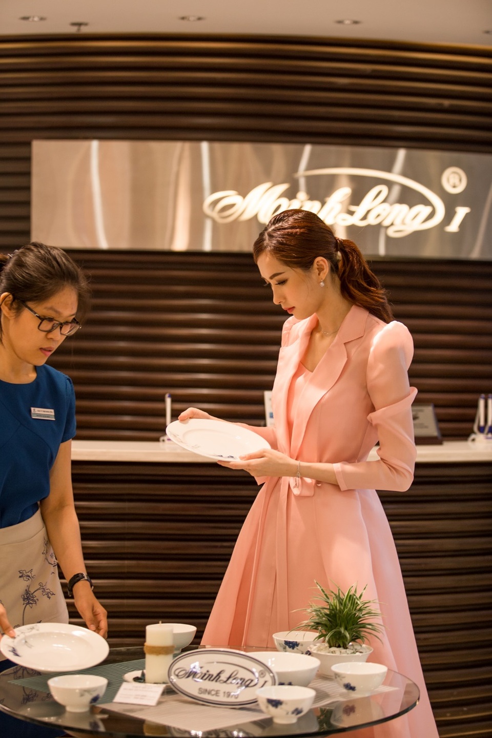 Bộ Việt Quất với họa tiết màu xanh tím đậm trên nước men trắng sáng lại đưa Thảo đến mùa trái cây chín tím mọng của miền ôn đới - biểu tượng cho sự tươi tốt, hạnh phúc…