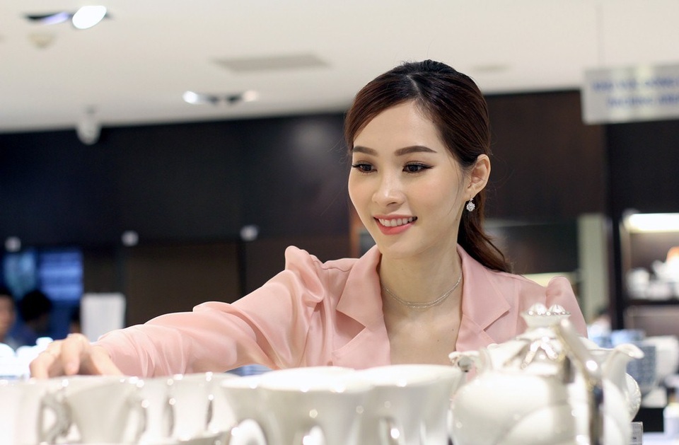 Lạc vào không gian lung linh, hoa hậu Thu Thảo cũng mải miết không thể rời mắt khỏi những bộ sản phẩm có nhiều hoa văn, kiểu dáng trang nhã, kết hợp của vẻ đẹp tự nhiên và bàn tay tinh xảo của nghệ nhân mà giá thành vô cùng hợp lý - từ vài trăm ngàn đồng đến hơn 1 triệu đồng với đầy đủ chén, dĩa, tô, thố… cho một bộ bàn ăn sang trọng.