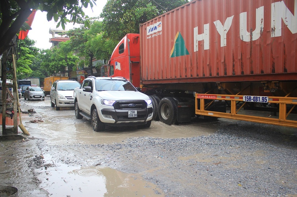 
Trao đổi với PV Dân trí, ông Dương Văn Hải, Phó chủ tịch xã Kim Sơn cho biết, trung bình mỗi ngày có khoảng 700 lượt ô tô đi qua tuyến đường này, trong đó khoảng 200 – 300 container và xe tải hạng nặng. Chỉ tính riêng trong khoảng 8 tháng gần đây đã có hàng chục vụ tai nạn xảy ra, trong đó nhiều vụ đã có người chết. “Con đường xuống cấp ảnh hưởng rất lớn đến cuộc sống của người dân. Chính quyền xã đã nhiều lần gửi đơn lên UBND TP Hà Nội đề nghị xem xét, giải quyết. Sắp tới phía Sở GTVT Hà Nội cũng đã có kế hoạch về việc đẩy nhanh tiến độ hoàn thành việc cải tạo, nâng cấp con đường. Tuy nhiên về thời gian cụ thể thì xã cũng chưa nắm được”, ông Hải thông tin.
