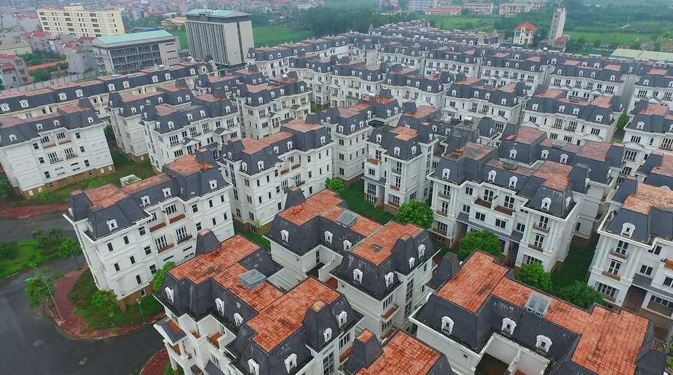 Hàng trăm căn biệt thự được thiết kế sang trọng, hiện đại bỏ không khiến không ít người có cảm giác xót xa, tiếc nuối