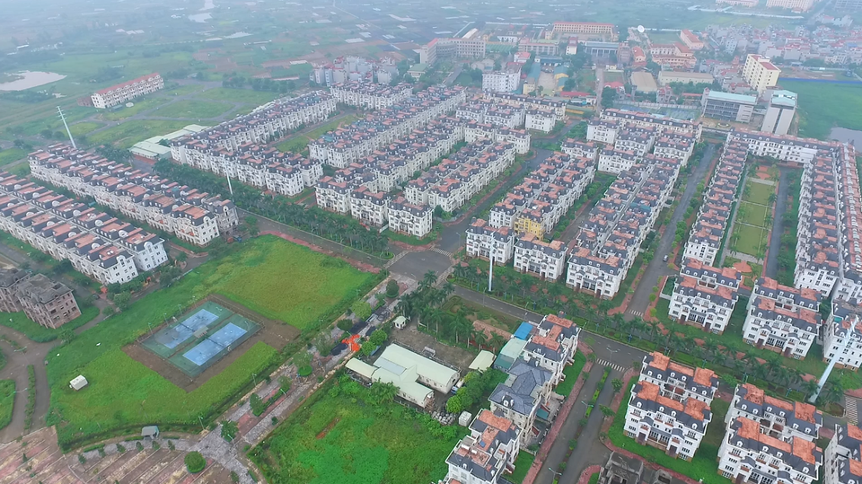 Nằm ở phía Bắc quốc lộ 32 cách trung tâm Hà Nội khoảng 10 km về phía Tây, một khu đô thị sang trọng, cao cấp với hàng trăm ngôi biệt thự theo kiến trúc Pháp bị bỏ hoang, lạnh lẽo vắng bóng người qua lại