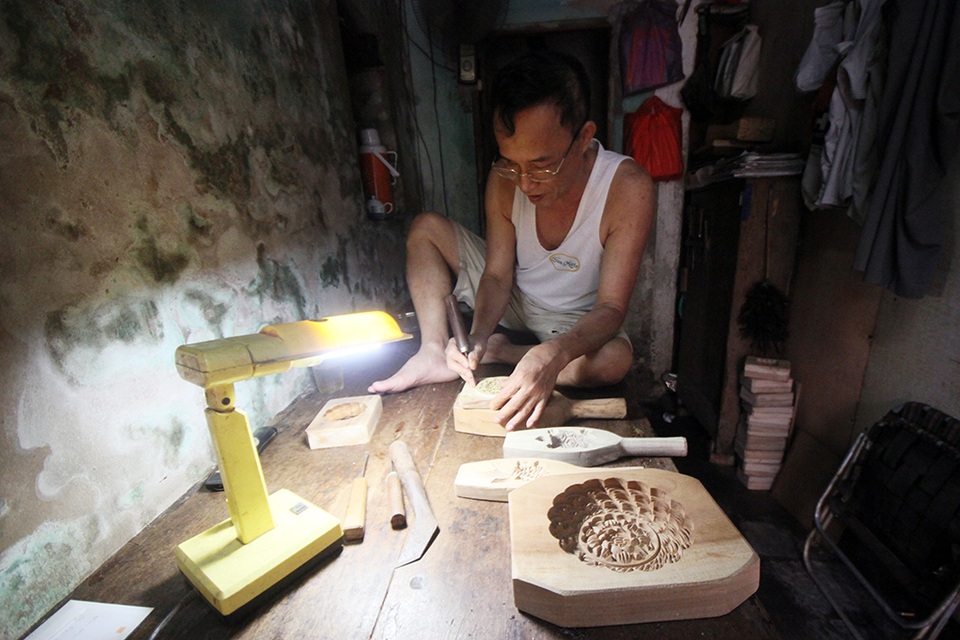 Để làm ra được 1 chiếc khuôn bánh phải trải qua khá nhiều công đoạn và thời gian. Các bước đều đỏi hỏi sự tỉ mẩn để khuôn vừa vặn, hoa văn đẹp, bánh làm ra đạt chất lượng đẹp
