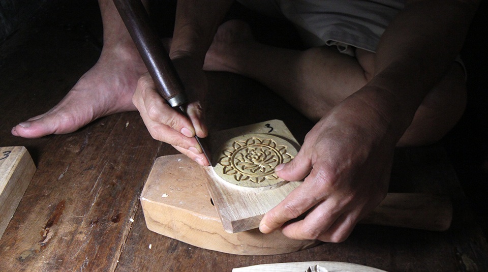 Khuôn bánh được làm từ gỗ thị và gỗ xà cừ. Đây là 2 loại gỗ mà người làm thường chọn vì bền, dễ đục đẽo và ít mối mọt.