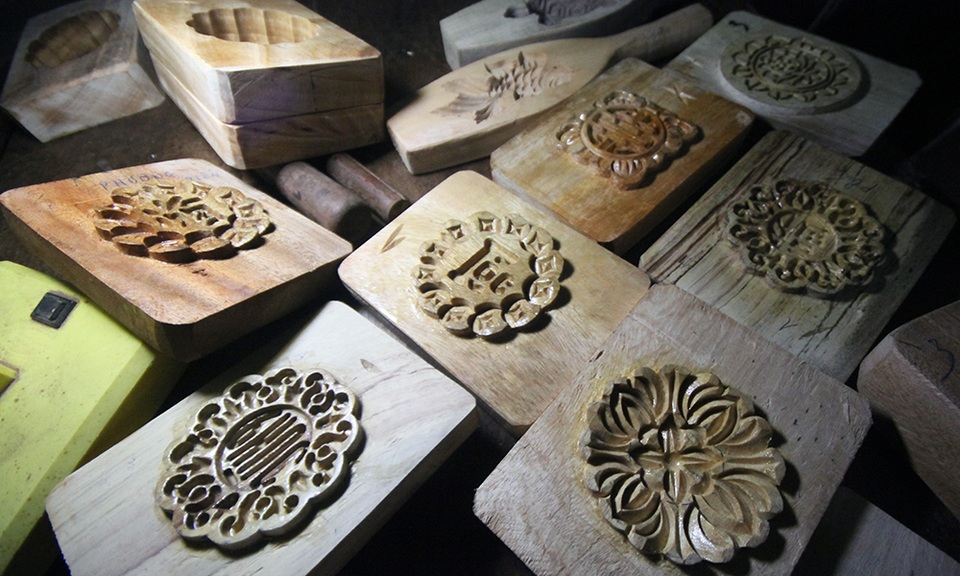 Các sản phẩm của ông Quang chủ yếu phục vụ cho các cơ sở sản xuất bánh truyền thống ở Xuân Đỉnh hoặc các hộ kinh doanh nhỏ lẻ. Nhiều mẫu khuôn bánh, ông Quang chế tác thêm tay cầm để người thợ dễ dàng sử dụng