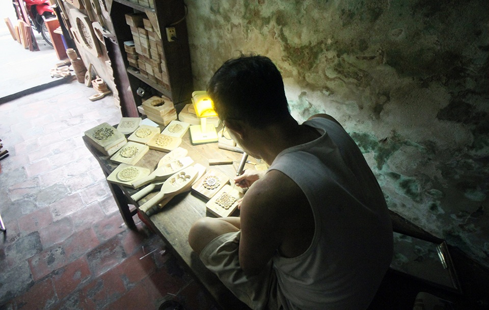 Để hoàn thiện một khuôn bánh trung thu đẹp những người thợ như ông Quang phải mất từ 1 - 3 ngày