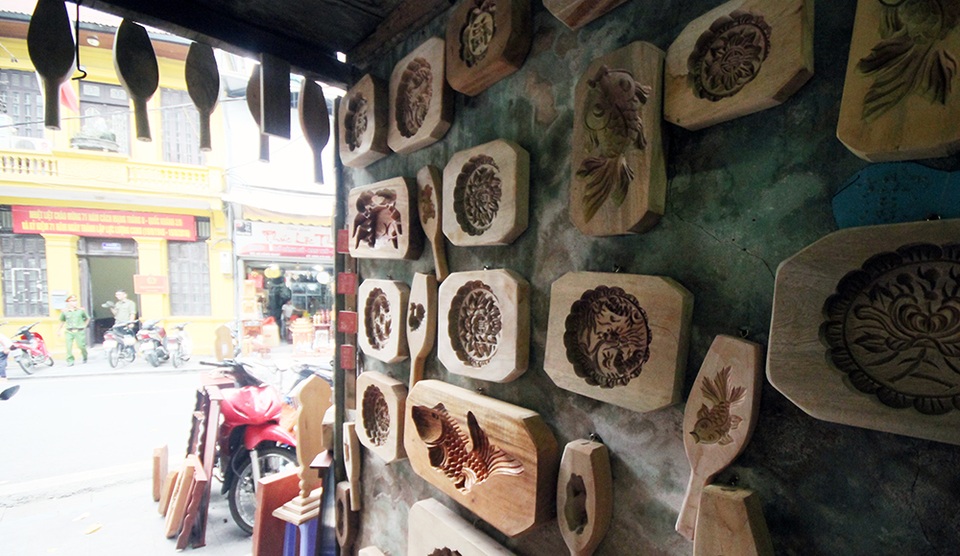 Bên cạnh các khuôn bánh truyền thống như: Cá chép, hoa hồng, Phúc – Lộc – Thọ, ông Quang còn làm cả khuôn bánh hình các nhân vật trong hoạt hình mà trẻ em yêu thích như Đô-rê-mon; Trư Bát Giới…