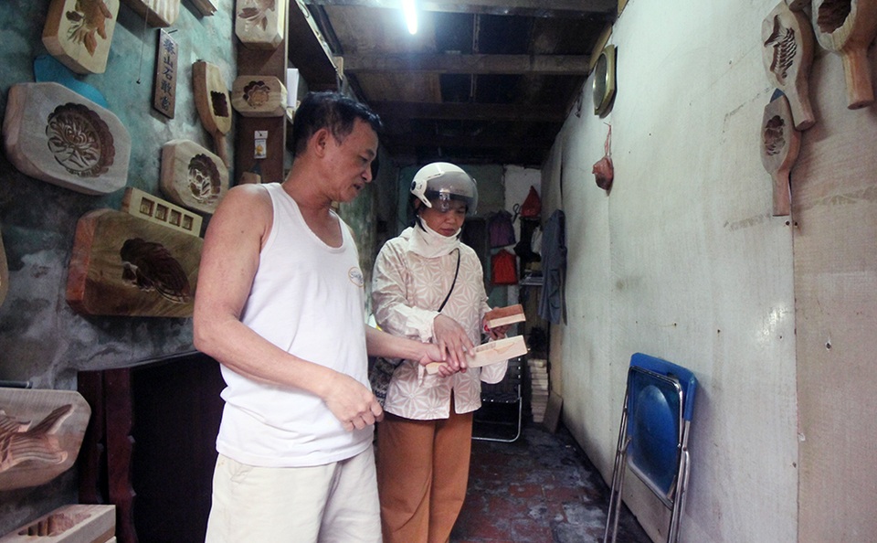 Mỗi khuôn bánh có giá từ 150 – 300 nghìn đồng, với những khuôn bánh có kích thước to, hoa văn cầu kỳ giá có thể lên tới tiền triệu