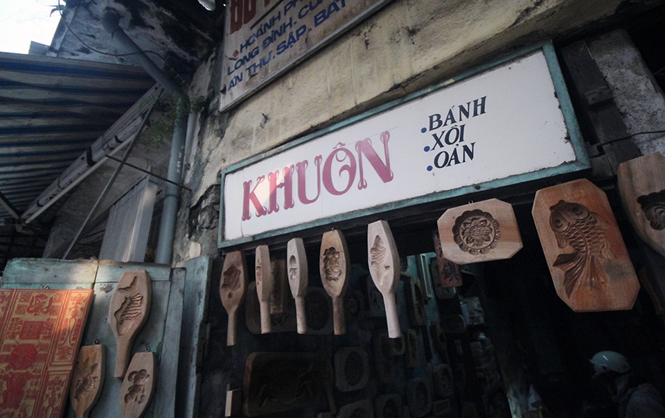 Cửa hàng ông Quang chỉ rộng khoảng 12m2, nằm lọt thỏm so với những cửa hàng sầm uất khác của phố cổ Hà Nội.