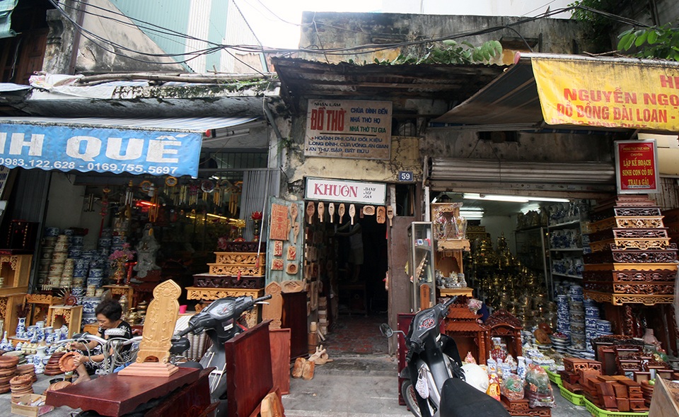 
Trước kia, nghề làm bánh truyền thống phát triển nên nghề tạo khuôn bánh trung thu cũng được dịp “ăn nên làm ra”. Cả con phố Hàng Quạt lúc nào cũng dồn vang tiếng đục, đẽo của người thợ. Hàng quán làm quanh năm không hết việc. Thế nhưng hình ảnh đó giờ chỉ còn là hoài niệm. Công nghệ phát triển, những chiếc khuôn công nghiệp với giá thành rẻ được chuộng hơn cả, nghề thủ công này vì thế cũng ít khách hơn. Những người thợ cũng dần bỏ nghề, rẽ hướng sang kinh doanh mặt hàng khác. Cửa hàng ông Quang được xem là hiếm hoi ở phố cổ Hà Nội khi còn tâm huyết và gắn bó với nghề truyền thống này.
