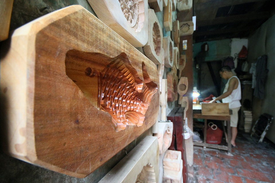 Ông Phạm Văn Quang (59 Hàng Quạt, Hoàn Kiếm, Hà Nội) là một trong số những người thợ cuối cùng ở Hà Nội còn gắn bó với nghề làm khuôn bánh trung thu truyền thống.