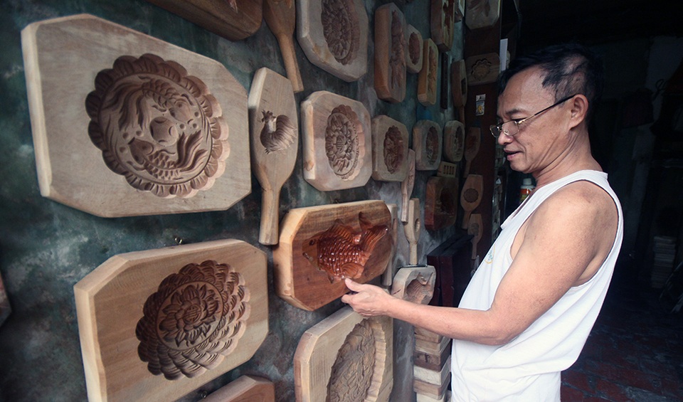 Khuôn bánh trung thu được làm thủ công nên hoa văn tinh xảo, đẹp mắt. Từ tháng 5 đến tháng 8 âm lịch được xem là mùa làm chính của những người thợ tạo khuôn bánh trung thu