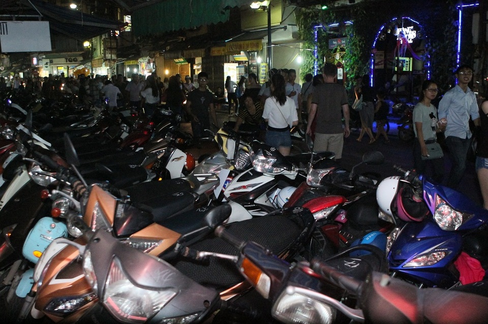 
Được xem là một trong những dịp ăn nên làm ra tương đương với Tết Âm lịch nên nhiều chủ cửa hàng cũng không bỏ qua cơ hội chặt chém với giá cắt cổ. Điển hình nhất vẫn là dịch vụ trông giữ xe, trung bình một xe máy có giá từ 20 nghìn đến 30 nghìn đồng/ xe. Cá biệt có những loại xe tay ga bị quát giá lên tới 50 nghìn đồng/xe. Tại bãi giữ xe ở phố Hàng Đường, giá xe trông giữ được hét lên tới 30.000 đồng xong đã chật kín xe
