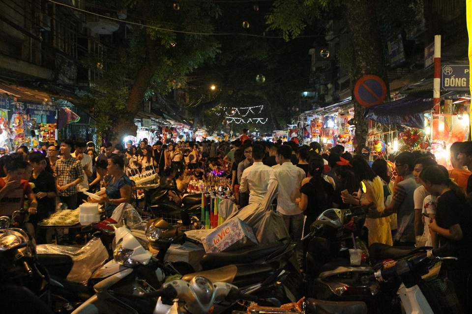 
Không gian ken đặc người tại phố Hàng Mã - Đồng Xuân
