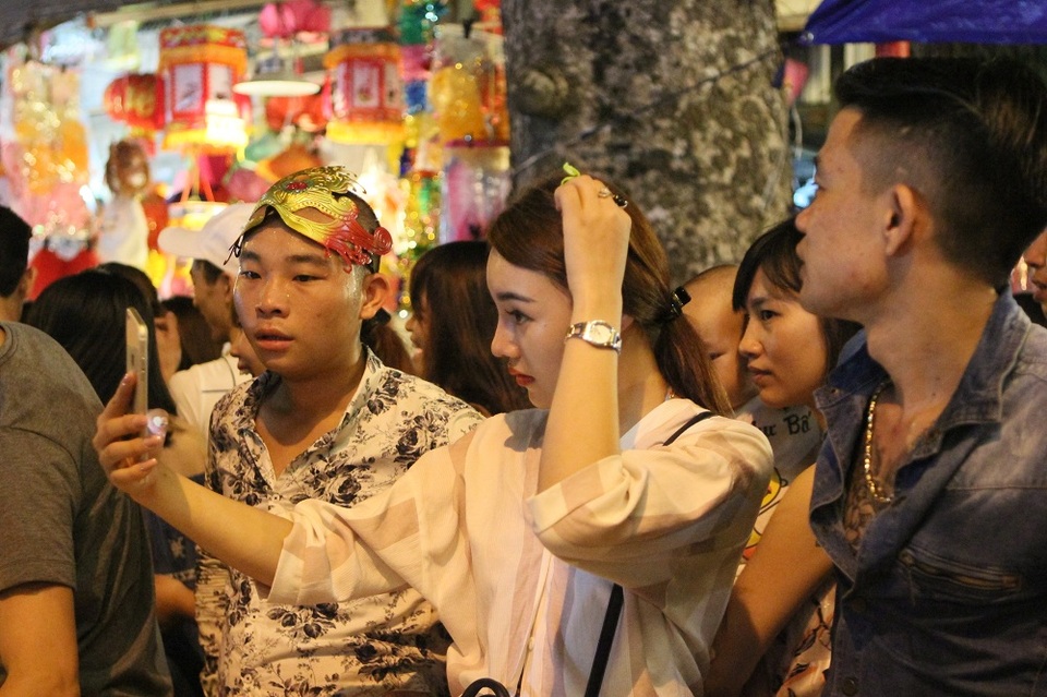 
Năm nay thời tiết Hà Nội được xem là mát mẻ và thuận lợi để người dân vui đón Tết Trung thu. Trên phố Hàng Mã, nhiều bạn trẻ tranh thủ ghi lại những khoảnh khắc đáng nhớ trong đêm hội trăng rằm.
