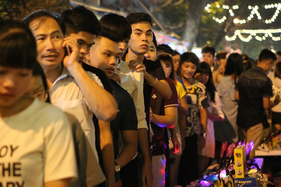 
Lượng người đổ về đông khiến cho tình trạng ùn tắc càng trở nên nghiêm trọng. Đoàn người kiên nhẫn, nhích từng chút một.
