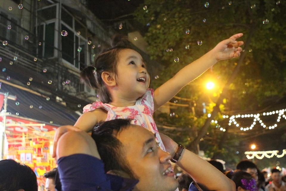 
Không khí đêm Trung thu tràn đầy màu sắc và náo nhiệt.
