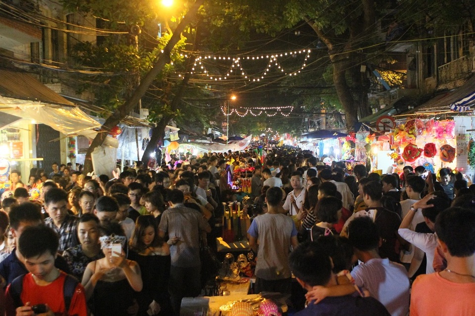 
Ngay từ đầu giờ tối ngày 15/9, tức ngày Rằm tháng Tám, hàng nghìn người dân Thủ đô đã đổ về trung tâm thành phố để chơi Tết Trung thu. Các tuyến phố như: Hàng Lược, Lương Văn Can, phố Hàng Mã… luôn trong tình trạng chật cứng.
