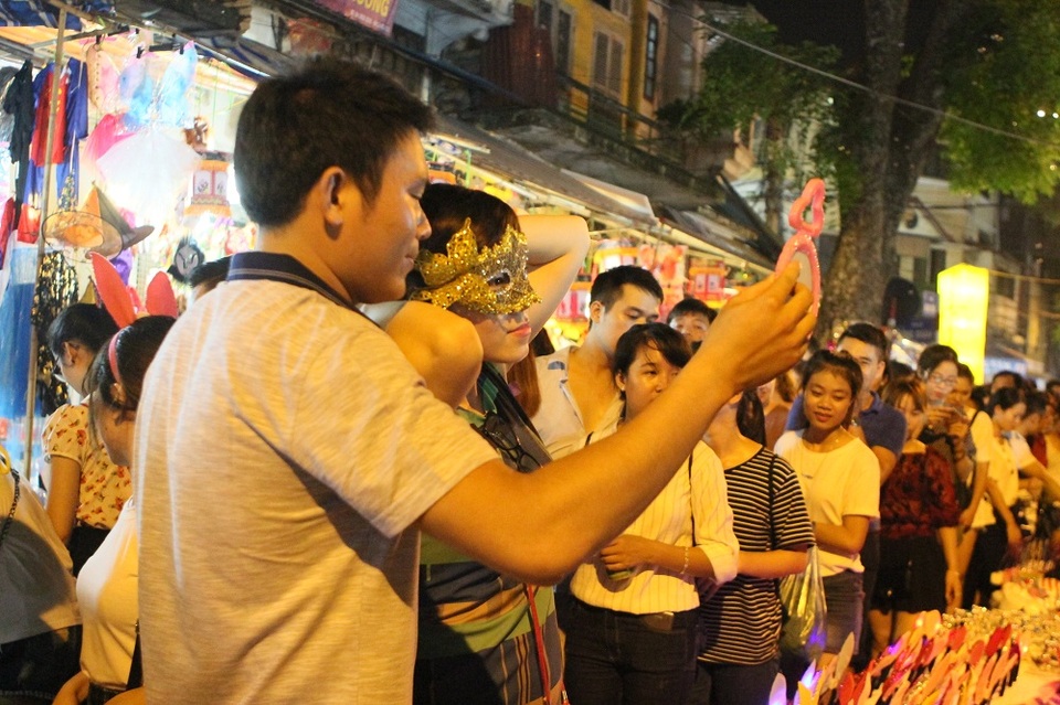 Từ nhiều ngày trước Trung thu, phố Hàng Mã đã được bố trí thành khu phố đi bộ để giảm ùn tắc. Càng về khuya lượng người đổ về đây càng đông.