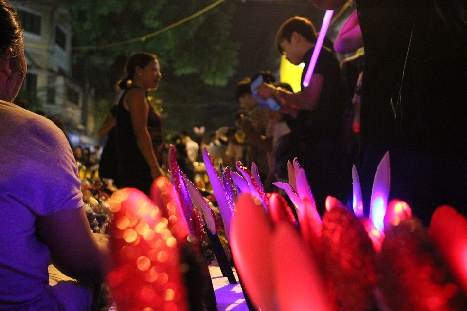 
Phố Hàng Mã tràn ngập màu sắc với đủ các loại đồ chơi, phụ kiện... từ dân gian đến hiện đại. Tuy nhiên, phần nhiều đồ chơi là đồ chơi hiện đại có xuất xứ Trung Quốc. Đồ chơi truyền thống của Việt Nam đã dần vắng bóng.
