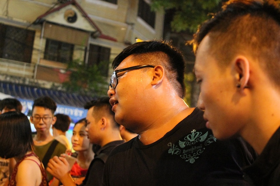 
Một thanh niên mồ hồi nhễ nhại khi vừa vất vả thoát ra khỏi được đám đông
