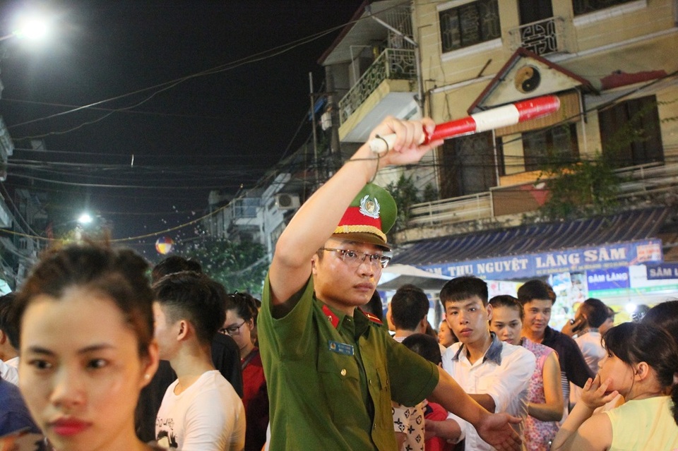 
Các chiến sỹ công an vất vả điều tiết, phân luồng giao thông để tránh ùn ứ
