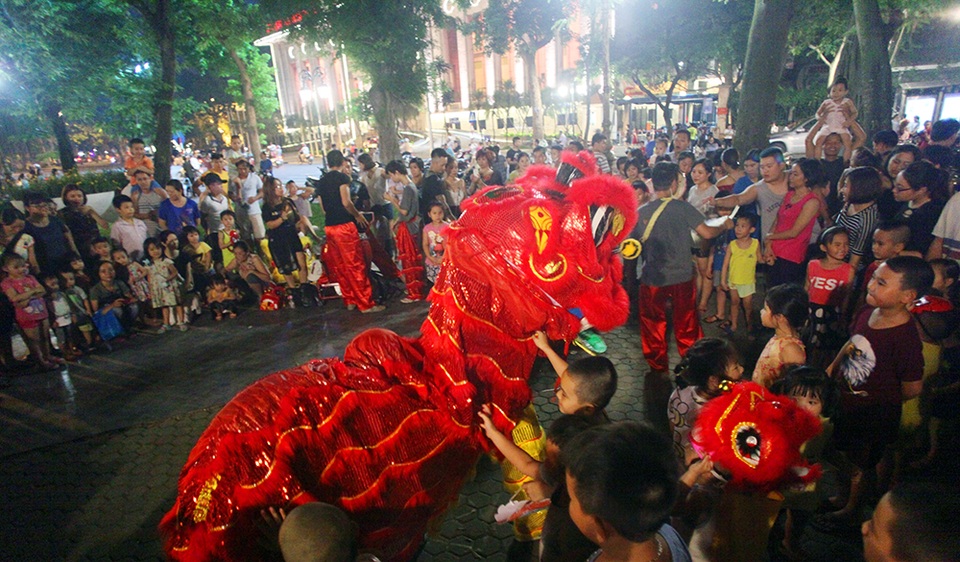 Nhóm múa lân của Thành gồm 15 người trong đó chủ yếu là sinh viên và học sinh.