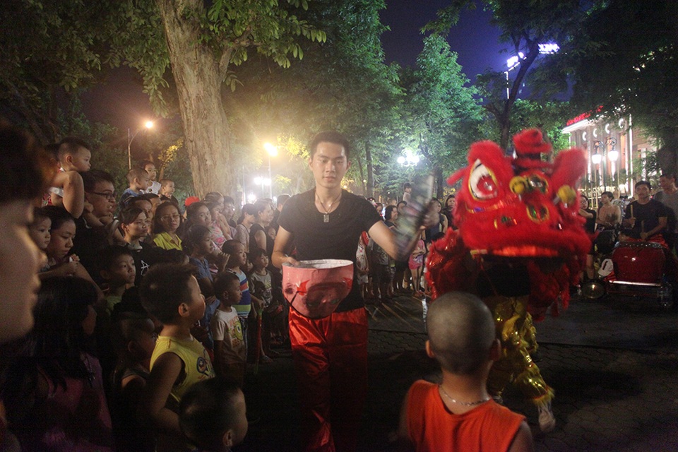 
Mỗi tối, một nhóm múa lân thường di chuyển từ 5 - 7 địa điểm. Mỗi địa điểm biểu diễn từ 30 - 40 phút
