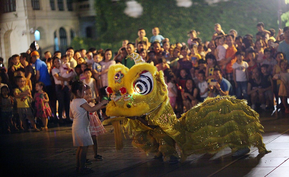 Mỗi tiết mục biểu diễn của các đoàn lân thường thu hút khá đông người xem, trong đó thích thú nhất có lẽ là các em nhỏ
