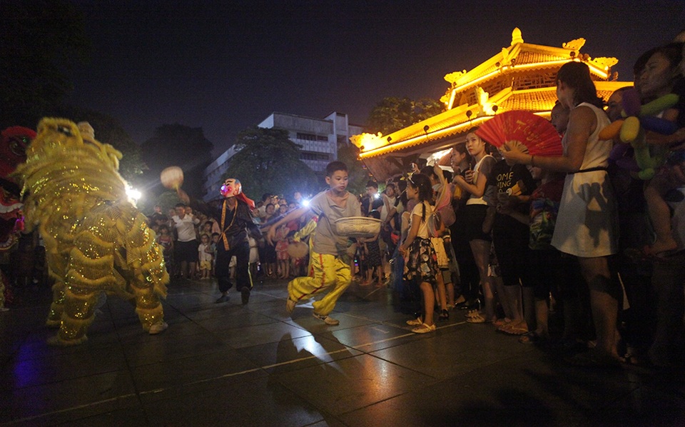 Sau mỗi buổi biểu diễn, người xem sẽ ủng hộ tiền tùy tâm. Số tiền này phụ thuộc vào phần trình diễn và cách thể hiện của các thành viên trong đoàn múa