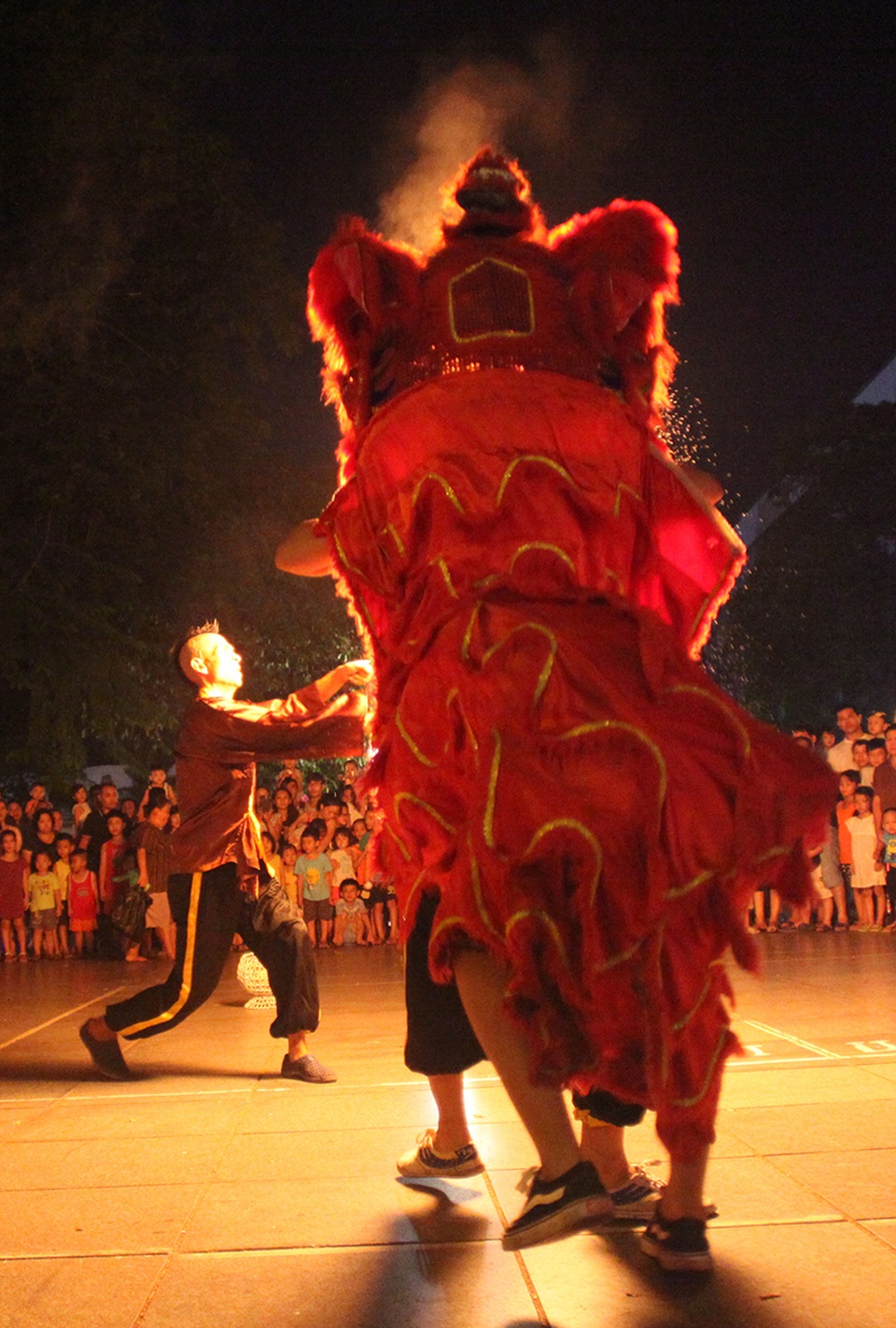 Một tiết mục thổi lửa ấn tượng của đoàn Lân phường Lý Thái Tổ