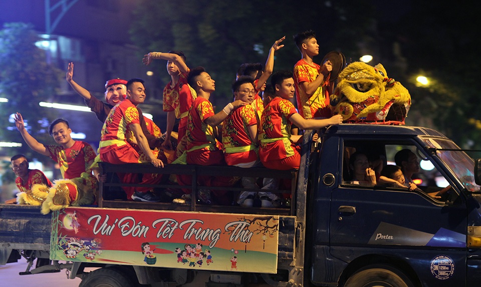 
Để tiện di di chuyển, nhiều đoàn múa lân đầu tư thuê ô tô cho cả đoàn
