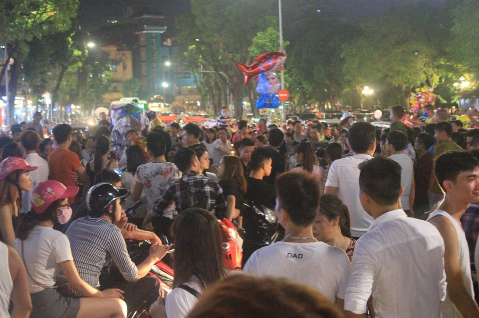 
Hoạt động múa lân ngoài tạo không khí lễ hội sôi động, vui vẻ cũng gây ra một số phiền toái. Trong ảnh là quang cảnh một đoàn múa lân biểu diễn giữa đường gây ùn tắc kéo dài tại khu vực Hồ Gươm
